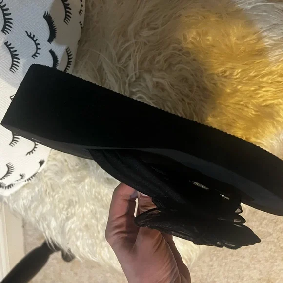 Elegant Black Women's Sandals with Floral Accent - Picture 2 of 2